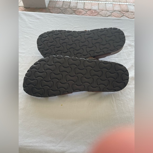 Mountain sole new sandels - Picture 3 of 4